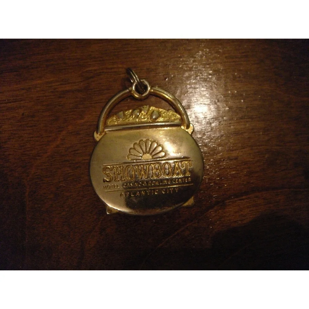 Vintage estate find Showboat Casino Atlantic City pot of gold‎ pendant keychain